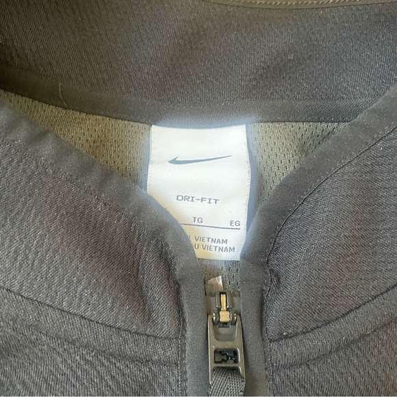 Nike Men's Black Victory Dri-FIT Half-Zip Golf Shirt - Picture 4 of 5